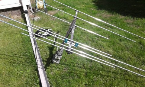 moottori, pöydänjalka, antenni ja kaapelit nurmikolla